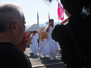 内宮へと運ばれる干鯛が収められた辛櫃（神社港）