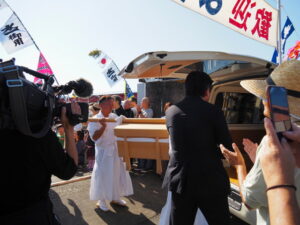 内宮へと運ばれる干鯛が収められた辛櫃（神社港）