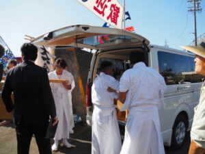 内宮へと運ばれる干鯛が収められた辛櫃（神社港）