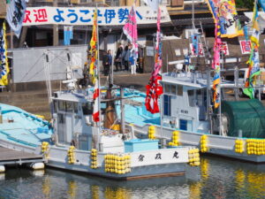 御幣鯛を奉納するため篠島から神社港に到着した太一御用船