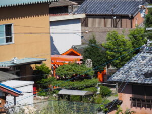 一色大橋から望んだ豊玉稲荷大明神（伊勢市神社港）