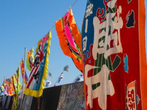 太一御用の幟旗と大漁旗（神社港）