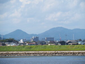 五十鈴川右岸から遠望する伊勢市駅前の巨大クレーン