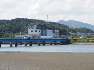 汐合橋（五十鈴川）越しに望むまる天の看板