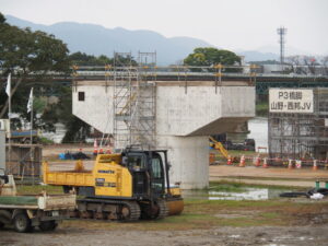 足場が掛けられたP2橋脚（宮川橋架替工事）