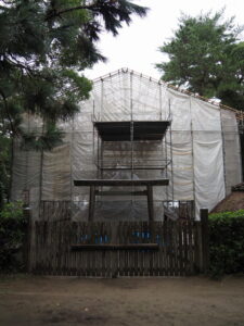 簀屋根が完成間近な御塩焼所（御塩殿神社）