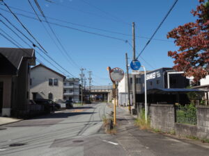 伊勢自動車道を背後に（津市久居西鷹跡町）