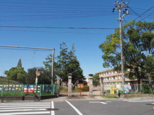 誠之小学校の校門（津市久居西鷹跡町）