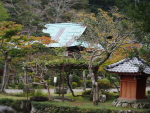 丹生神社の参道から望んだ護摩堂の屋根（丹生山神宮寺）