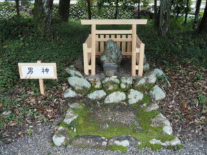 造替された男神の鳥居ほか（丹生神社）