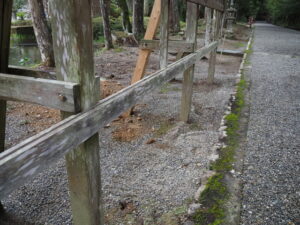 立て替えられた奉納者掲示板の支柱（丹生神社）