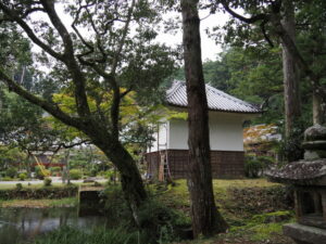 丹生神社の参道から望んだ閻魔堂（丹生山神宮寺）