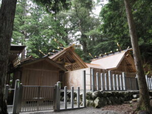 修繕された本殿の銅板葺き屋根（丹生神社）