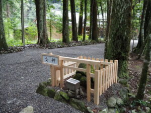 造替された女神の鳥居ほか（丹生神社）