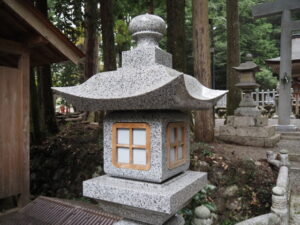 洗われた常夜灯の火袋木製枠（丹生神社）