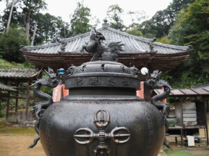 大師堂の前に立つ龍（丹生山神宮寺）