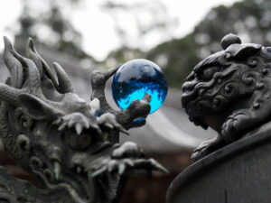 龍の爪には変わらず青い玉（丹生山神宮寺）