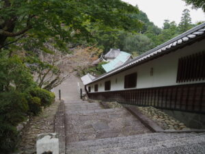 大師堂への階段から望む護摩堂の屋根（丹生山神宮寺）