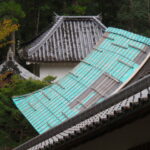 修繕される護摩堂の屋根（丹生山神宮寺）