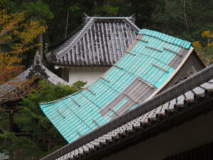 修繕される護摩堂の屋根（丹生山神宮寺）