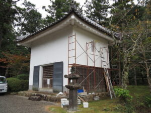 白壁が修繕される閻魔堂（丹生山神宮寺）