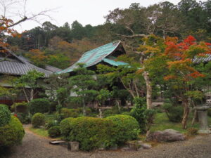 参道から望む護摩堂の屋根（丹生山神宮寺）