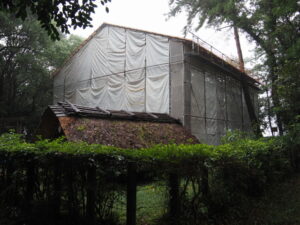 簀屋根は完成した（？）御塩焼所（御塩殿神社）