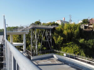 東町商店街とエコータウンを結ぶ空中回廊「ヤッホー大橋」