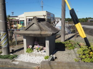 「富士山・・」「大日・・」の御堂（伊勢市有滝町）