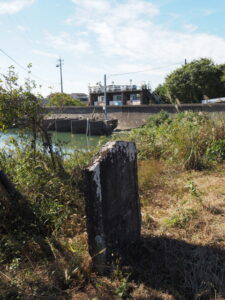 護岸工事竣工之碑と江川樋門（伊勢市有滝町）