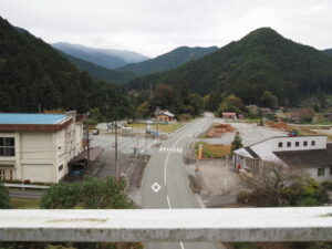 和歌山街道へ合流する橋から望む国道166号