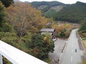 和歌山街道へ合流する橋から望む国道166号