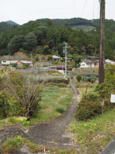 高い石垣のある地蔵寺へと続く小道（飯高町波瀬）