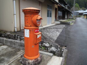 和歌山街道で見かけた丸ポスト（飯高町波瀬）