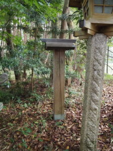 鳥墓神庤跡と記されていた木標（鳥墓神社）