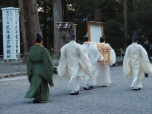 正宮から多賀宮へ向かう幣帛（外宮）