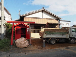 解体されるお稲荷さん（伊勢市一之木3丁目）