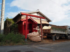 解体されるお稲荷さん（伊勢市一之木3丁目）