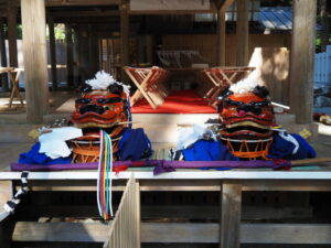 中遷座奉祝祭で御神楽殿に御座す獅子頭（丹生神社）