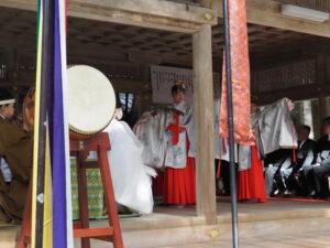 奏楽「豊栄舞」（丹生神社）