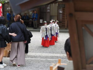 「豊栄舞」を舞い終えた巫女（丹生神社社務所前）