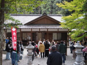 「豊栄舞」を舞った巫女の記念撮影会？（丹生神社社務所前）