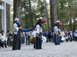 丹生獅子舞の奉納、中遷座奉祝祭（丹生神社）