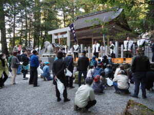 餅まき（丹生神社）