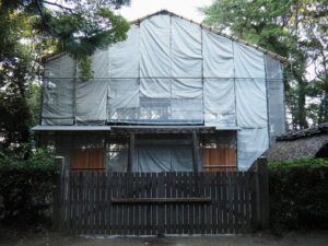 萱の葺き替え工事が進められる御塩焼所（御塩殿神社）