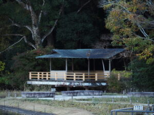 手すりが新しくなった勾玉池の東屋