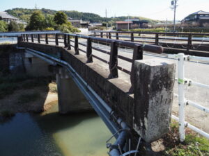 古い親柱が1基だけ残る西山橋（佐奈川）