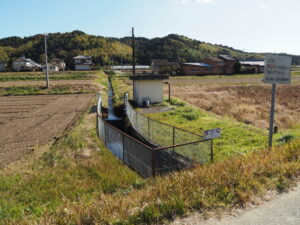 佐奈川の五佐奈揚排水ひ管へ流れる水路