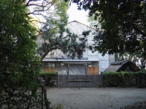 簀屋根が掛けられた御塩焼所（御塩殿神社）