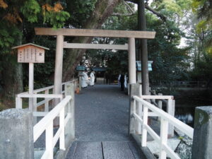 御食神社での修祓、八幡社の仮殿遷座祭（伊勢市神社港）